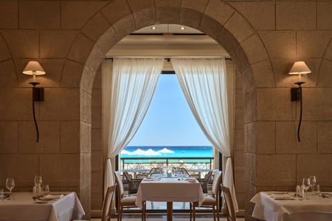 2 restaurants, breakfast served