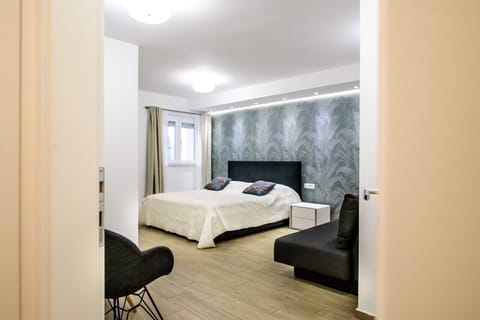 Double Room, Non Smoking, Private Bathroom | In-room safe, iron/ironing board, free WiFi