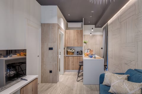 Deluxe Apartment | 1 bedroom, in-room safe, blackout drapes, iron/ironing board