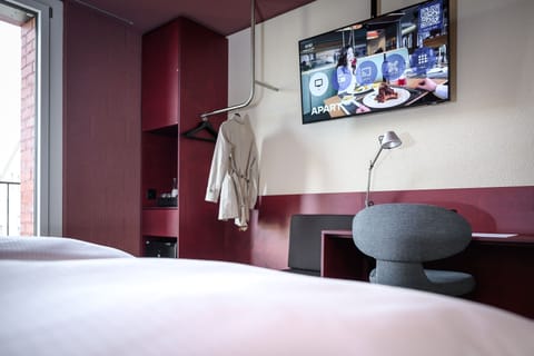 Hypo-allergenic bedding, in-room safe, desk, blackout drapes