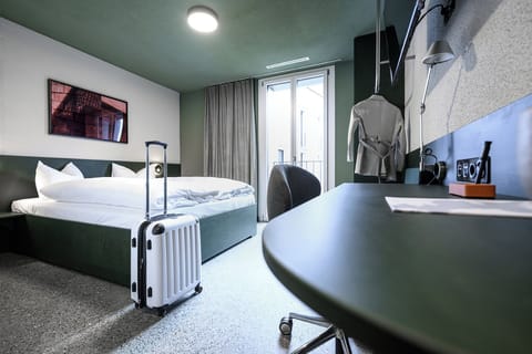 Hypo-allergenic bedding, in-room safe, desk, blackout drapes