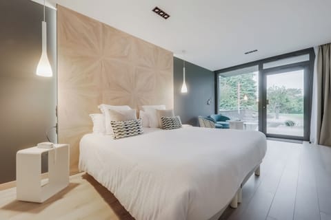 Premium bedding, in-room safe, desk, blackout drapes