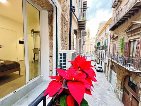 Camera matrimoniale Junior con balcone | Premium bedding, soundproofing, free WiFi, bed sheets