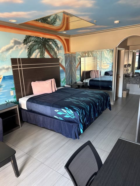 Basic Room, 1 King Bed, Non Smoking | Desk, iron/ironing board, free WiFi, bed sheets