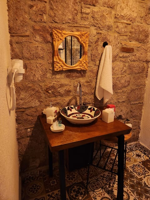 Deluxe Room | Bathroom | Shower, hair dryer, slippers, towels