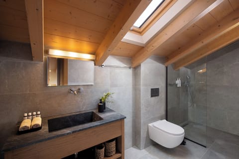 Penthouse Suite with Direct Sea View | Bathroom | Shower, eco-friendly toiletries, hair dryer, bathrobes