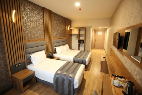 Twin Room | Desk, laptop workspace