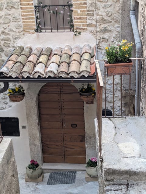 House, 3 Bedrooms, Smoking, Fireplace | Property entrance