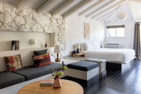 Bungalow, 1 King Bed | Frette Italian sheets, premium bedding, in-room safe, blackout drapes