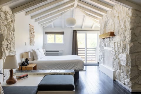 Bungalow, 1 King Bed | Frette Italian sheets, premium bedding, in-room safe, blackout drapes