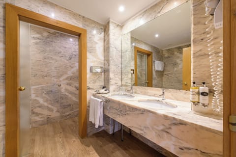 Combined shower/tub, eco-friendly toiletries, hair dryer, bidet