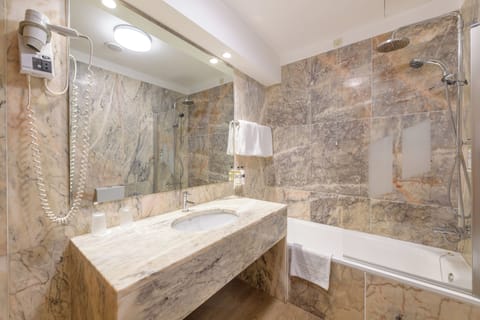 Combined shower/tub, eco-friendly toiletries, hair dryer, bidet