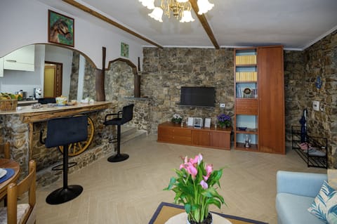 House, 2 Bedrooms | Living area | 32-inch flat-screen TV with digital channels