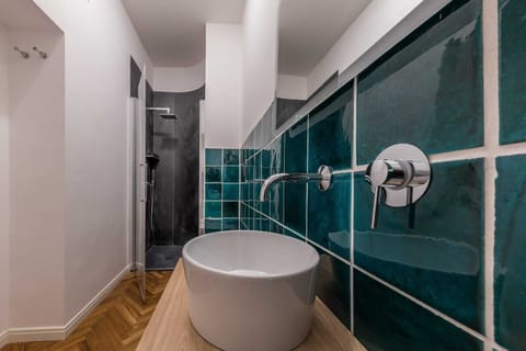 Shower, free toiletries, hair dryer, bidet