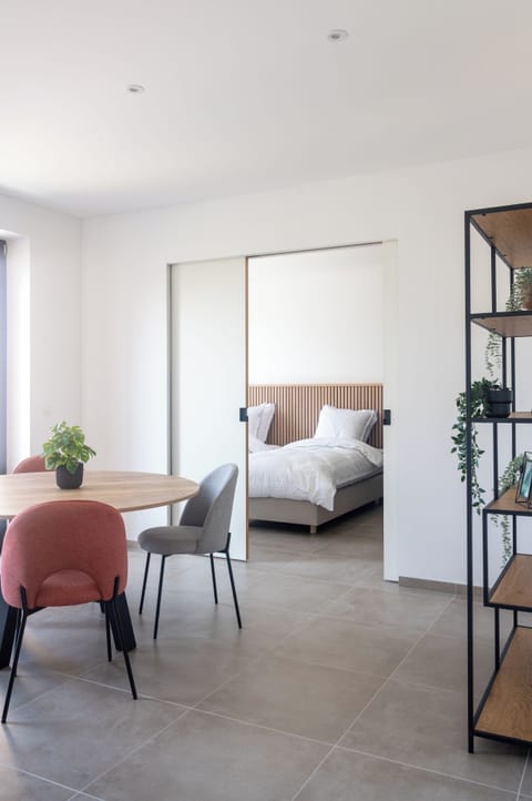 Superior Studio, Mobility Accessible, Hill View | Laptop workspace, soundproofing, iron/ironing board, free WiFi