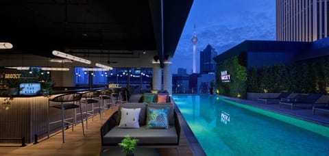 Swim-up bar