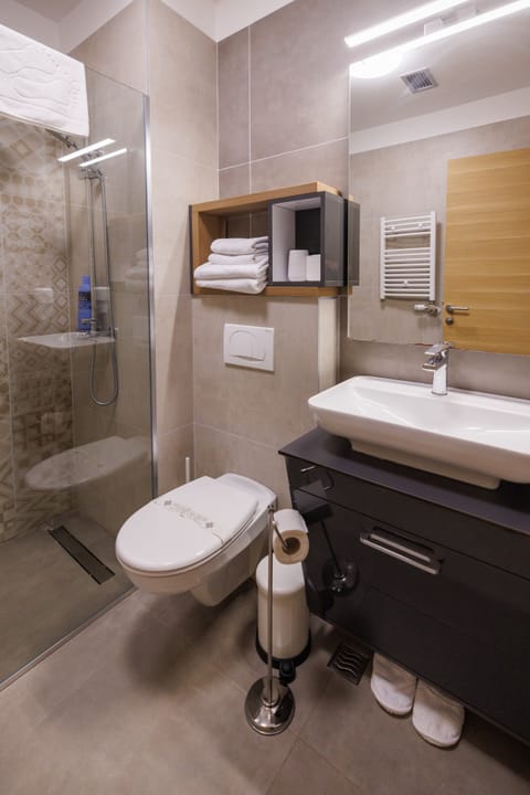 Standard Double or Twin Room | Bathroom | Shower, free toiletries, hair dryer, bathrobes