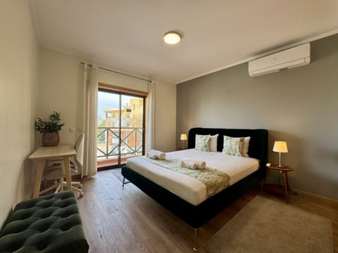 2 bedrooms, cribs/infant beds, bed sheets