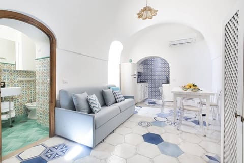Romantic Suite | Living area | 36-inch flat-screen TV with digital channels