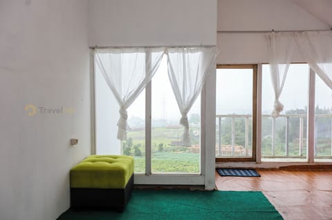 Superior Twin Room | Living area | Flat-screen TV