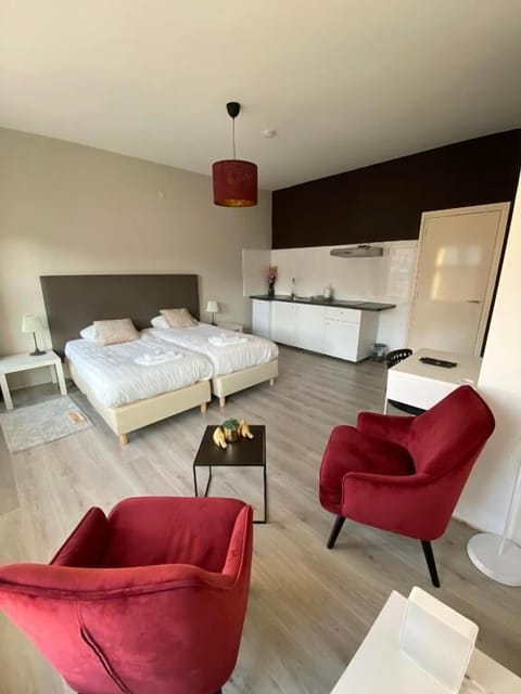 Basic Room, Canal View | Desk, laptop workspace, soundproofing, free WiFi