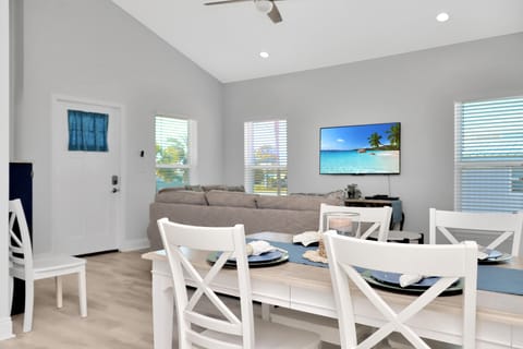 House, 2 Queen Beds (Sea La) | Living area