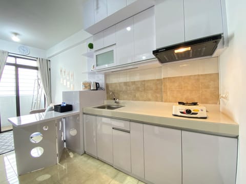 Standard Apartment | Private kitchen | Cookware/dishes/utensils