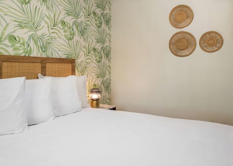 Comfort Room, 1 Queen Bed, Non Smoking | Iron/ironing board, free WiFi