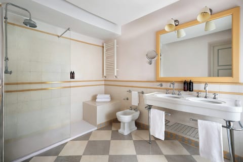 Separate tub and shower, free toiletries, hair dryer, bathrobes