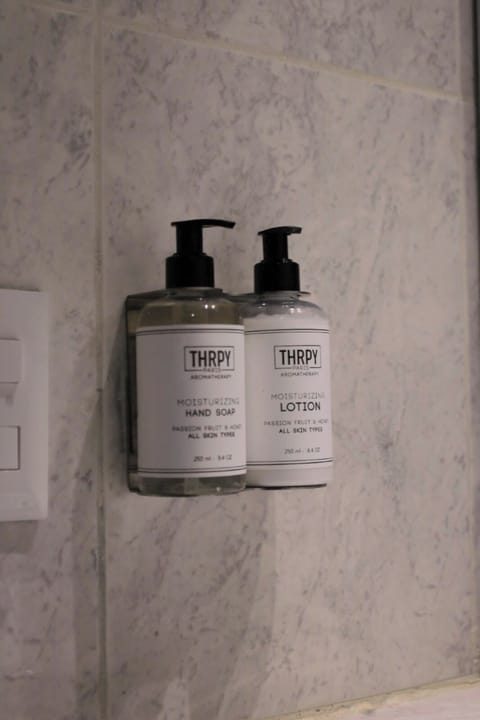 Shower, free toiletries, towels