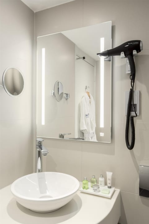 Superior Room | Bathroom | Eco-friendly toiletries, hair dryer, towels