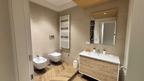 Deluxe Room, Balcony | Bathroom | Shower, rainfall showerhead, hair dryer, towels