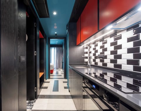 Superior Suite | Private kitchen | Fridge, stovetop, dishwasher, coffee/tea maker