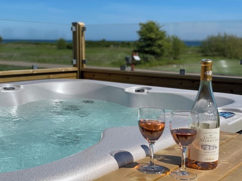 Comfort Apartment, Private Bathroom, Ocean View | Private spa tub