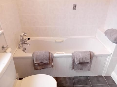 House | Bathroom | Combined shower/tub, deep soaking tub, free toiletries, towels