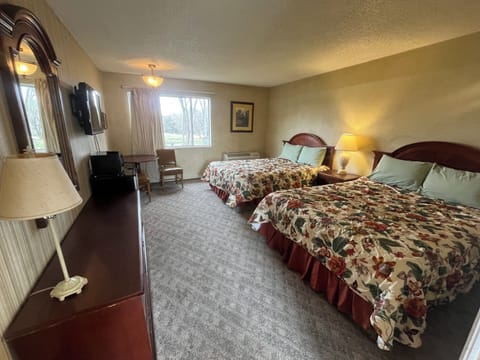 Standard Room, 2 Queen Beds, Mountain View | Laptop workspace, free WiFi
