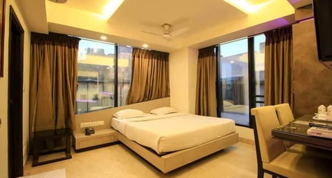 Basic Double Room, City View | Desk, soundproofing, rollaway beds, free WiFi