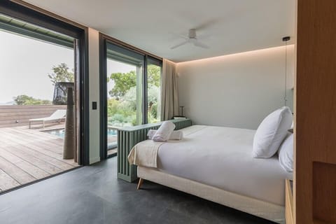 Luxury Double Room, Private Pool, Sea View | Premium bedding, minibar, in-room safe, desk