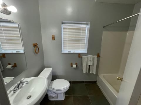 Combined shower/tub, towels, soap, shampoo