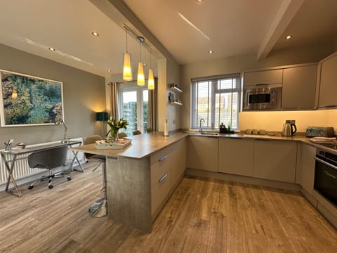 House | Private kitchen | Fridge, microwave, oven, stovetop