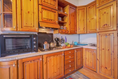 Fridge, oven, stovetop, coffee/tea maker