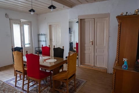 House, 4 Bedrooms, Smoking, Balcony | Dining room