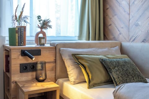 Single Room | Desk, laptop workspace, free WiFi