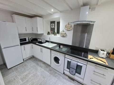 House | Private kitchen | Fridge, microwave, oven, stovetop