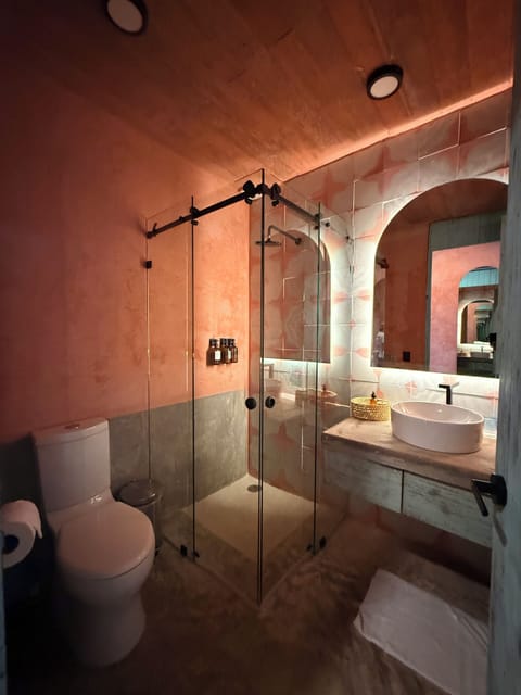 Comfort Triple Room | Bathroom | Shower, free toiletries, hair dryer, towels