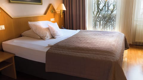 Standard Double Room, 1 Queen Bed | Hypo-allergenic bedding, in-room safe, desk, laptop workspace