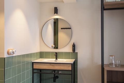 Soundproofing, free WiFi