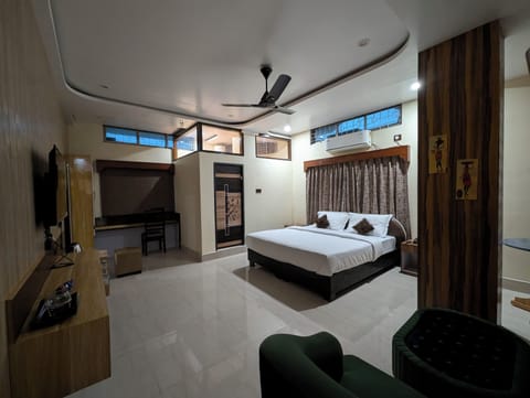 Luxury Studio Suite, City View | Desk, laptop workspace, WiFi (free)