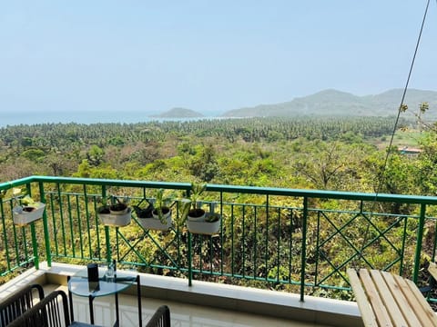 Grand Apartment | Desk, laptop workspace, free WiFi, bed sheets