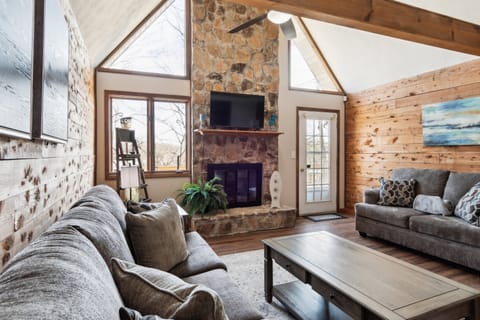 House, 4 Bedrooms | Living area | Smart TV